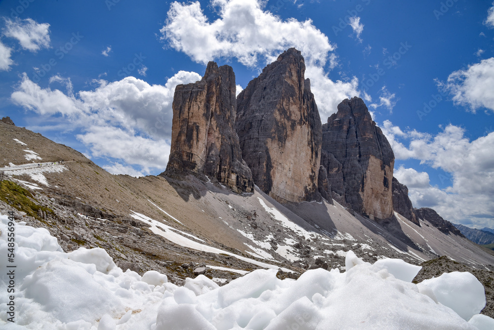Die Drei Zinnen in den Dolomiten im Sommer mit Schnee