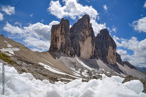 Die Drei Zinnen in den Dolomiten im Sommer mit Schnee