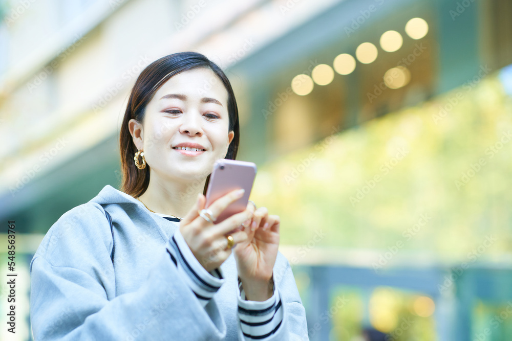 スマートフォンの画面を見る女性 スマートフォンの画面を見る女性