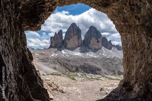 Höhlen Blick auf die Drei Zinnen / Dolomiten