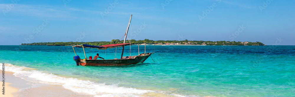 Sansibar, Dhow an einer Sandbank in der Menai Bay mit schönem Sandstrand und türkisblaues Wasser in Tansania, Panorama.