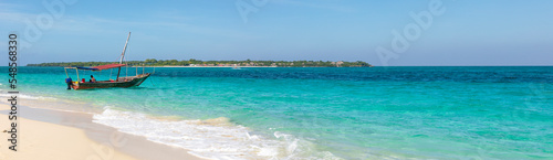 Fototapeta Naklejka Na Ścianę i Meble -  Sandbank in der Menai-Bay auf der Insel Sansibar, Dhow am Strand im türkisblaues Wasser und blauer Himmel am schönen Sandstrand in Tansania als Panorama.