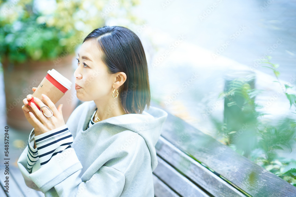 リラックスした表情でコーヒーを飲む女性