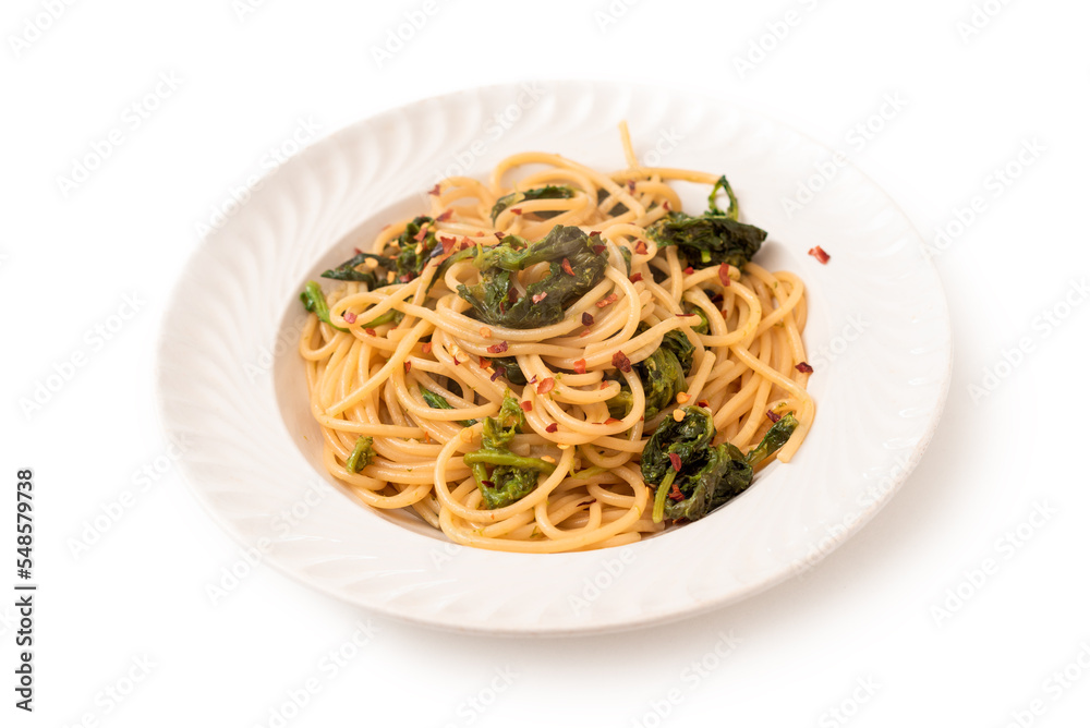 Piatto di deliziosi spaghetti piccanti con cime di rapa, olio di oliva e peperoncino, cibo italiano 