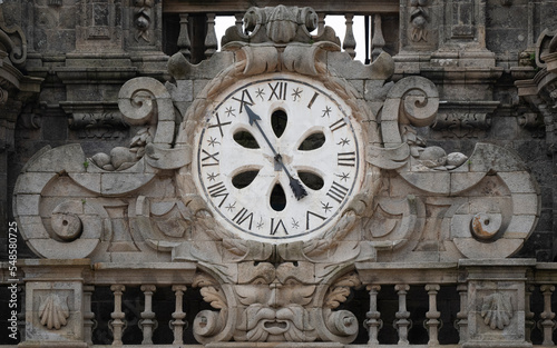 Reloj en la torre de la catedral de Santiago de Compostela.