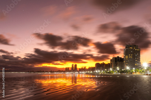 Imagens da praia no por do sol litoral paulista © David Martins