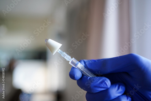 Hand holding a syringe with a mucosal atomization decive (MAD) used for intranasal application of drugs. © Thomas