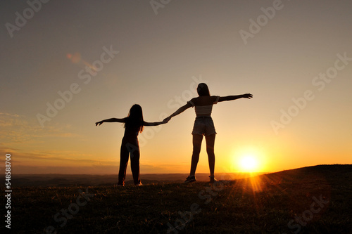 por do sol juntas mãe e filha 
