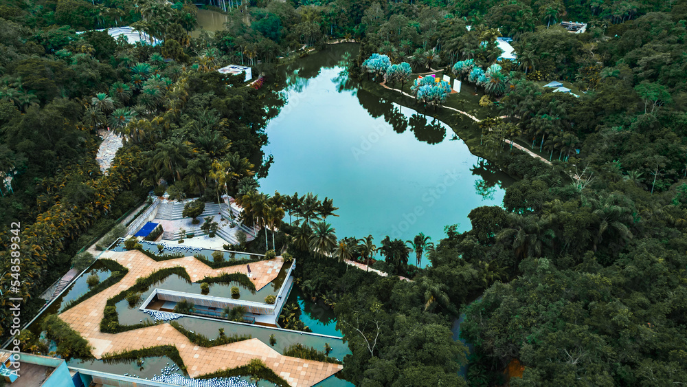 Fototapeta premium Instituto Inhotim Arte Brasileira Contemporânea Engenharia Paisagismo Jardinagem Sítio Natureza Lago Paisagem Brumadinho Belo Horizonte Minas Gerais Turismo Turístico Viagem Viajar Palmeiras Árvores