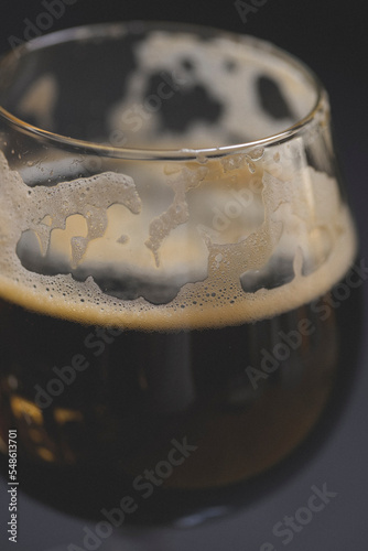 Detalle pinta de cerveza negra