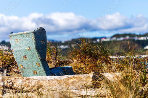 Foto Old sofa dumped in the dunes of Lyall Bay in Wellington, New Zealand