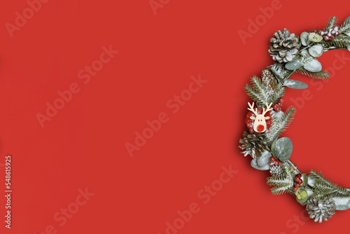 Fototapeta Naklejka Na Ścianę i Meble -  Fondo de ramas de árbol de Navidad sobre fondo horizontal rojo