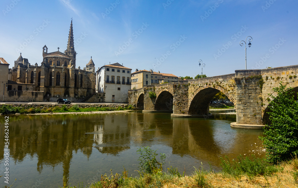 Obraz premium View of Saint-Martin church and Pont-neuf of Limoux from the opposite shore of Aude river.