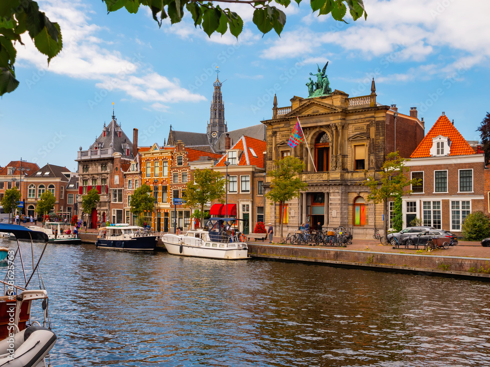 Obraz premium Summer landscape of the city streets of Haarlem, located on the banks of the Sparna River, Netherlands