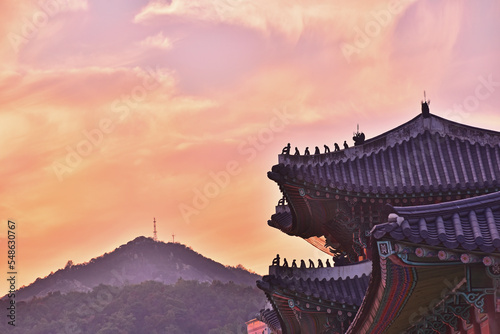 Photography Gyeongbokgung Palace at sunset with a beautiful sunset, 노을이 아름다운 해질무렵의 경복궁