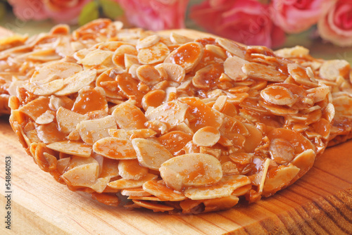 Fotomurale Almond florentine cookies on wooden tray