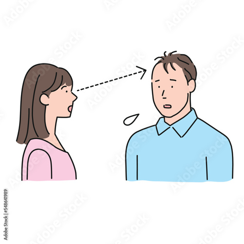 頭頂部を見る女性と視線が気になる薄毛の男性