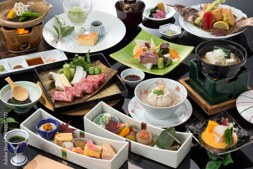 和食・豪華な会席料理・日本料理 © PONPON