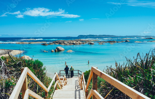 Canvastavla Couple stand on wooden staircase overlooking Green's Pool in Denmark, Western Au