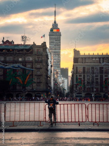 Canvastavla Hombre mayor observando el atardecer en el zócalo de la Ciudad de México