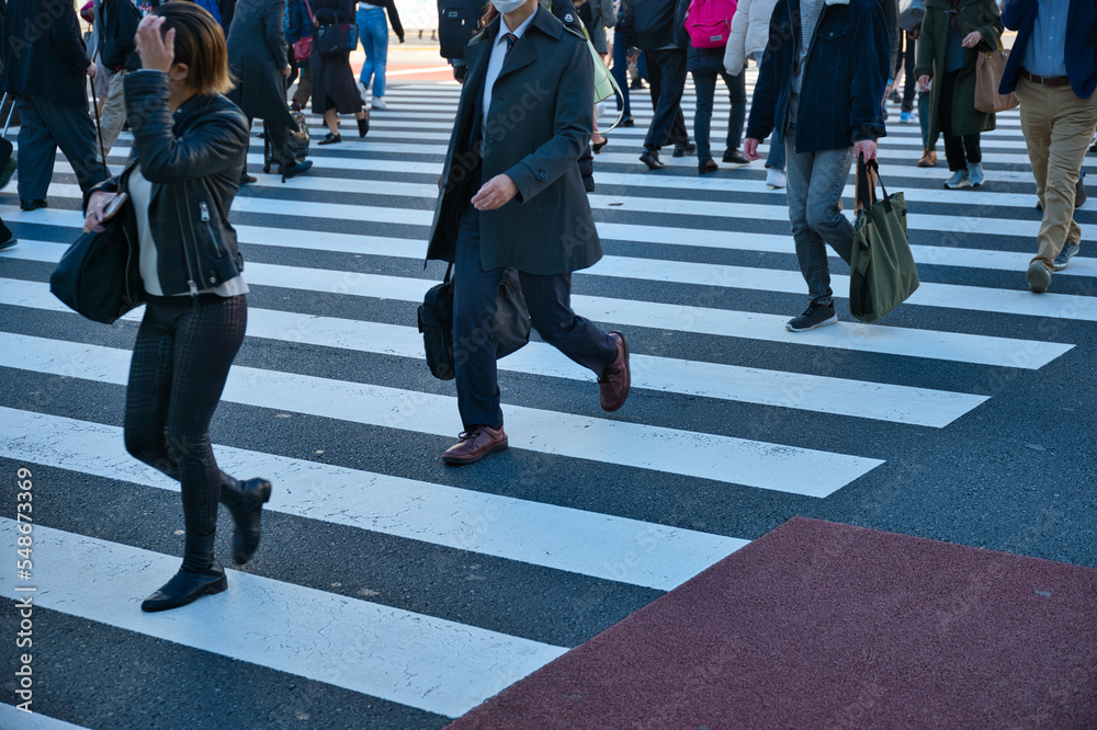 横断歩道を渡る人々 Stock 写真 | Adobe Stock