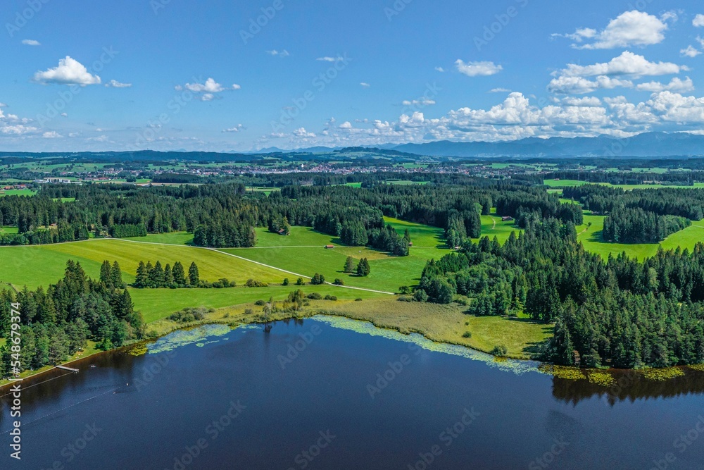 Idyllische Naturlandschaft am Elbsee im bayerischen Alpenvorland