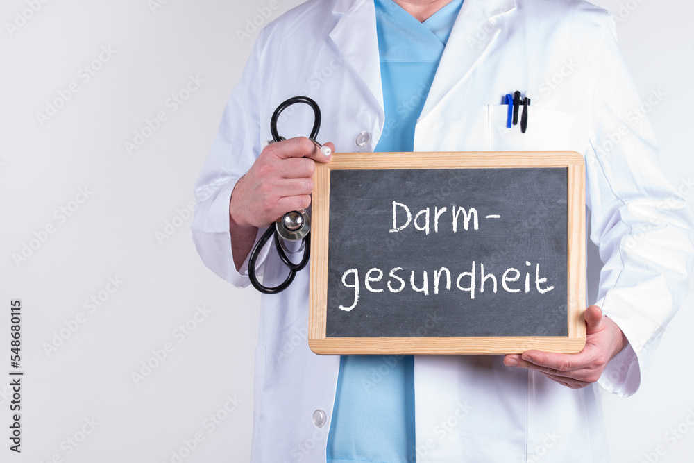 Arzt mit einer Tafel auf der Darmgesundheit steht Arzt mit einer Tafel auf der Darmgesundheit steht