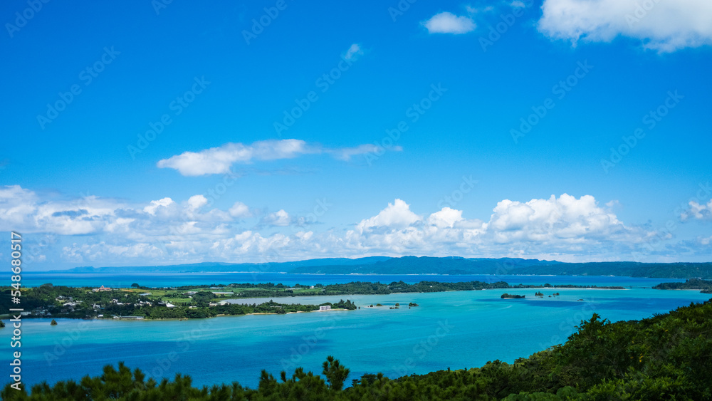 沖縄・嵐山展望台から見える海と青空と島