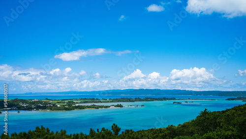 沖縄・嵐山展望台から見える海と青空と島