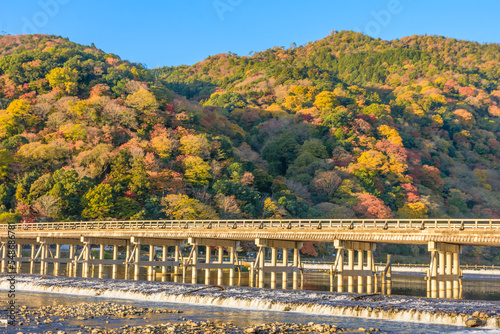 京都　嵐山　渡月橋の紅葉風景