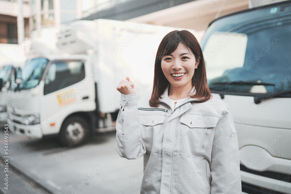 作業着を着て働く女性 作業着を着て働く女性