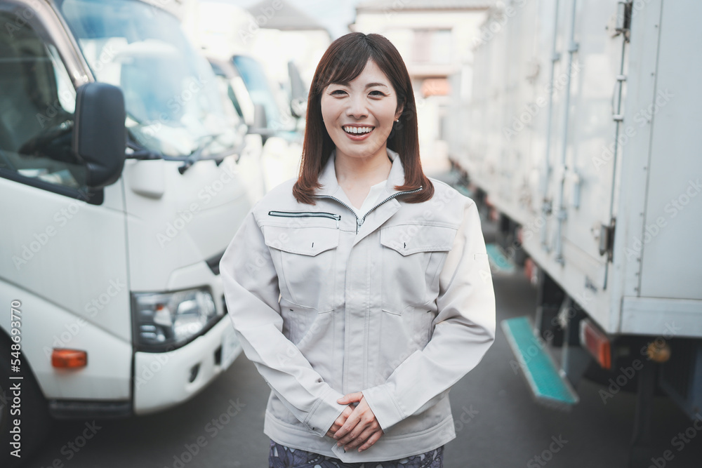 作業着を着て働く女性 作業着を着て働く女性