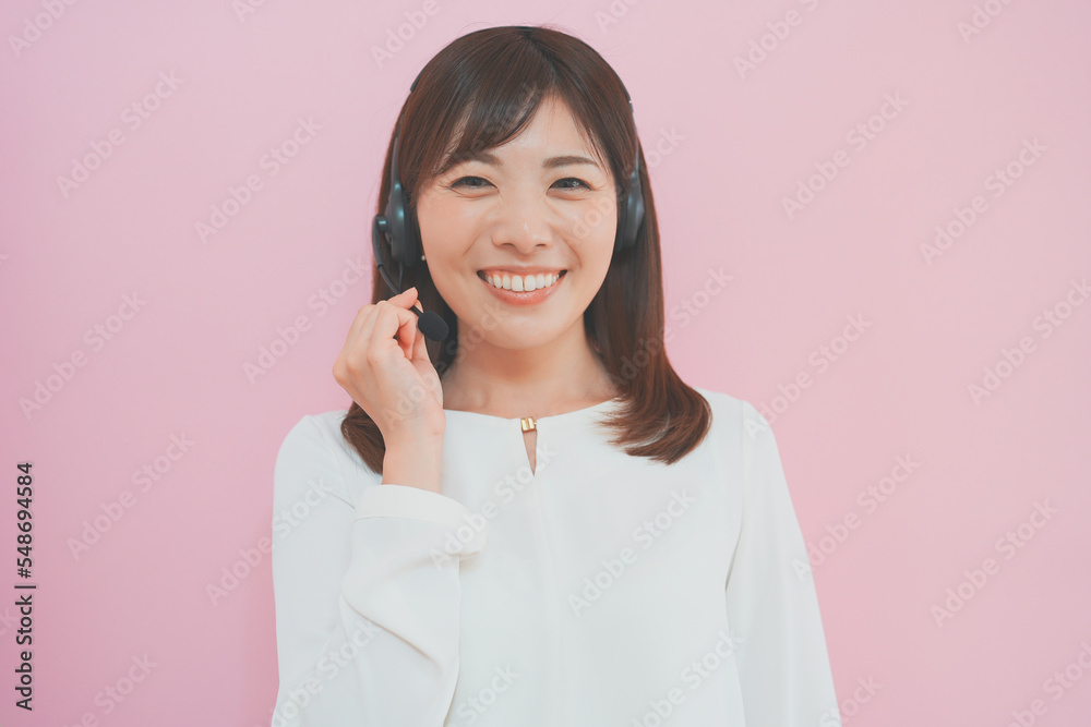 ヘッドホンをつけた女性のポートレート