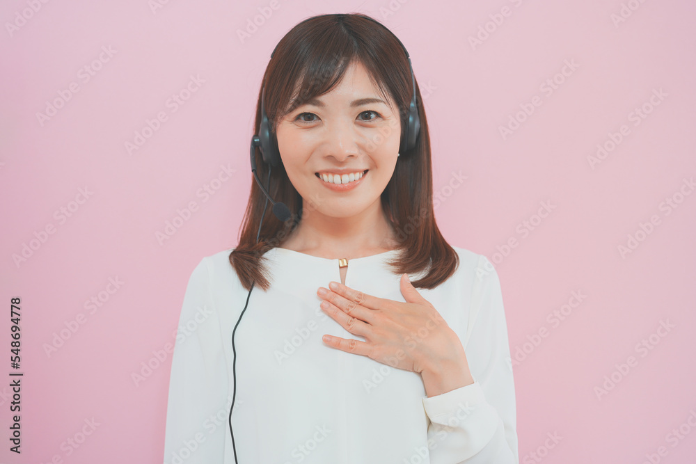 ヘッドホンをつけた女性のポートレート