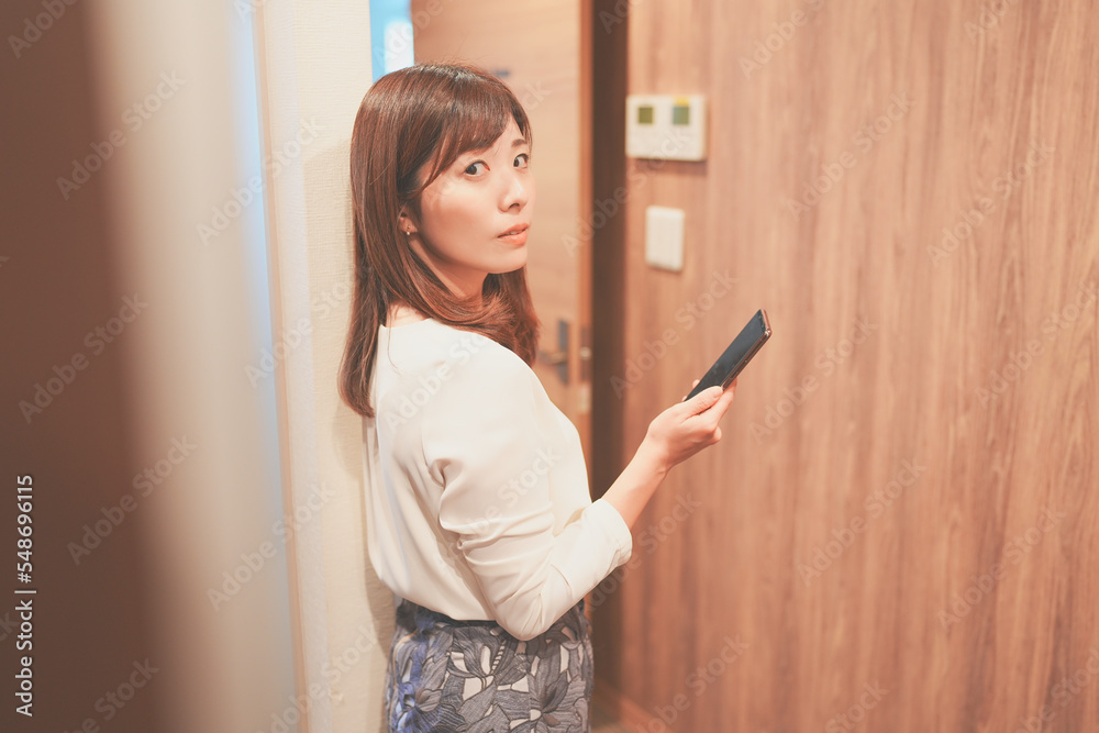 オフィスで働く女性 オフィスで働く女性