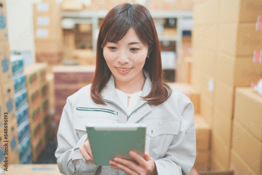 倉庫で働く女性 倉庫で働く女性