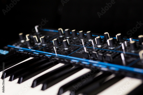 Synthesitzer in blue and black