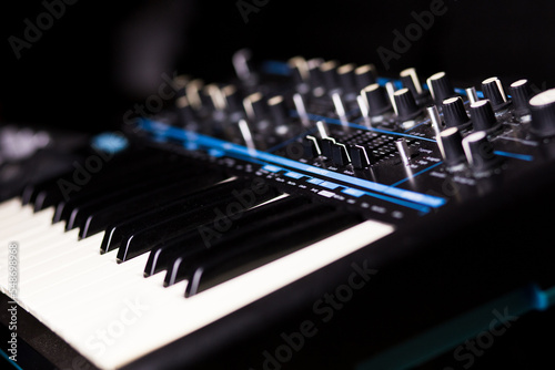 Synthesitzer in blue and black