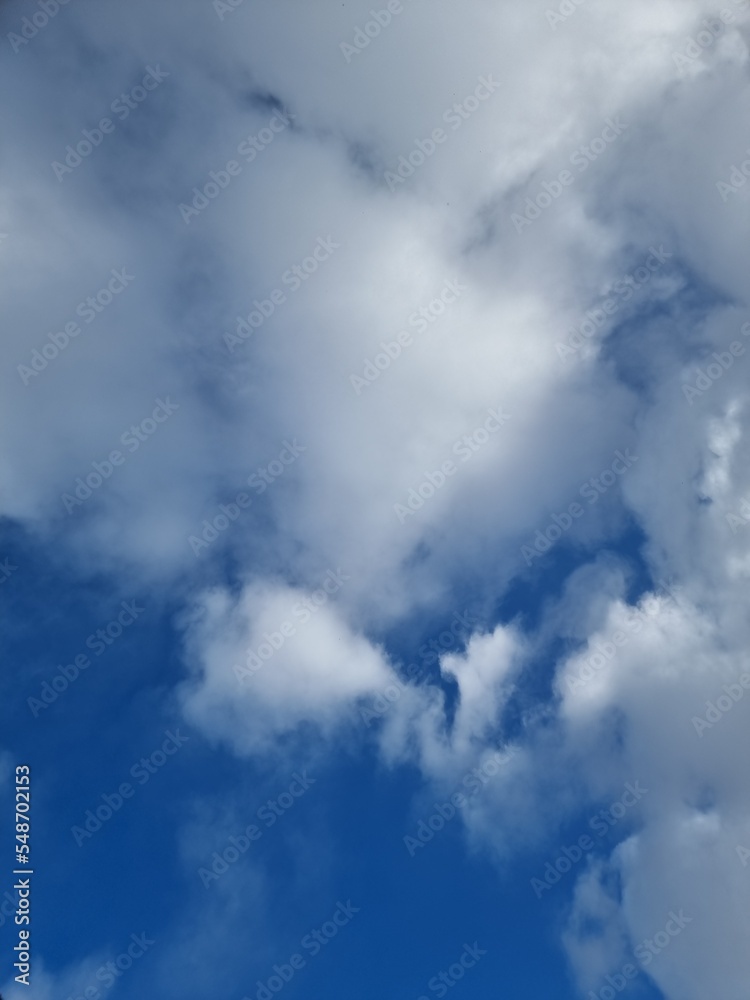 Fondo natural con de talle de cumulos de nubes blancas y cielo de color azul intenso