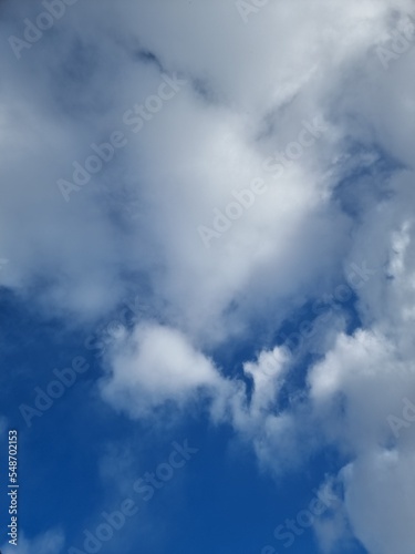 Fondo natural con de talle de cumulos de nubes blancas y cielo de color azul intenso photo