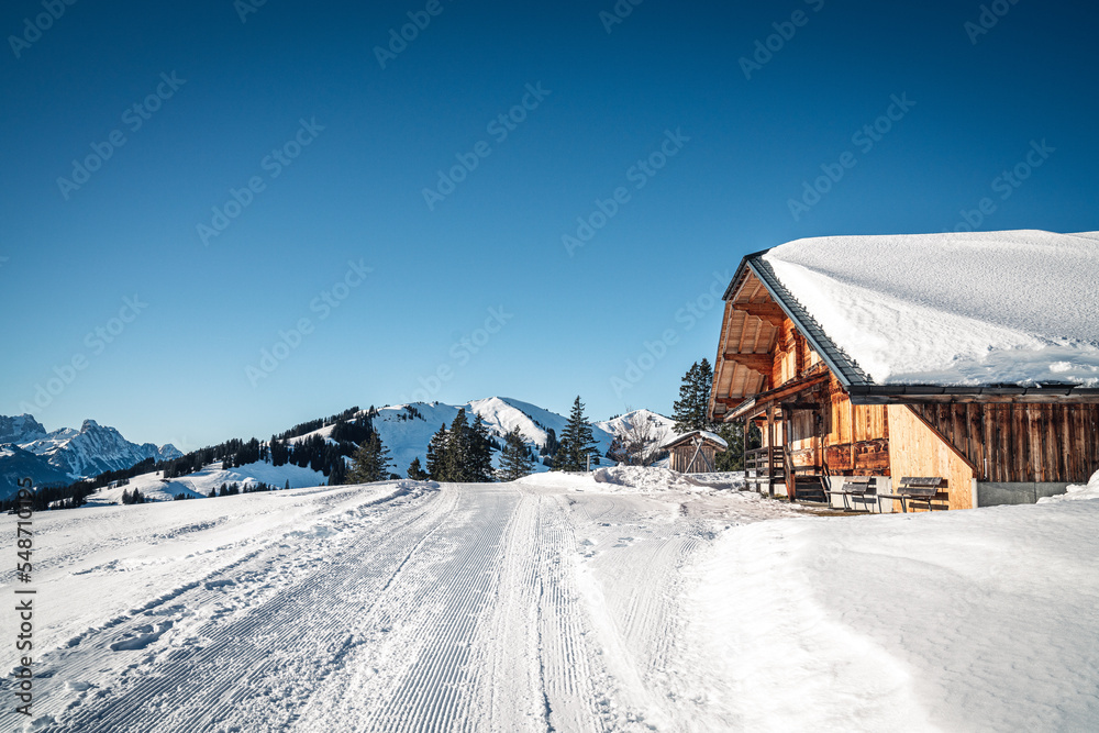 Typisches Chalet in den Bergen. Schweizer Alpen mit Aussicht im Winter. Schneebedeckte Landschaft