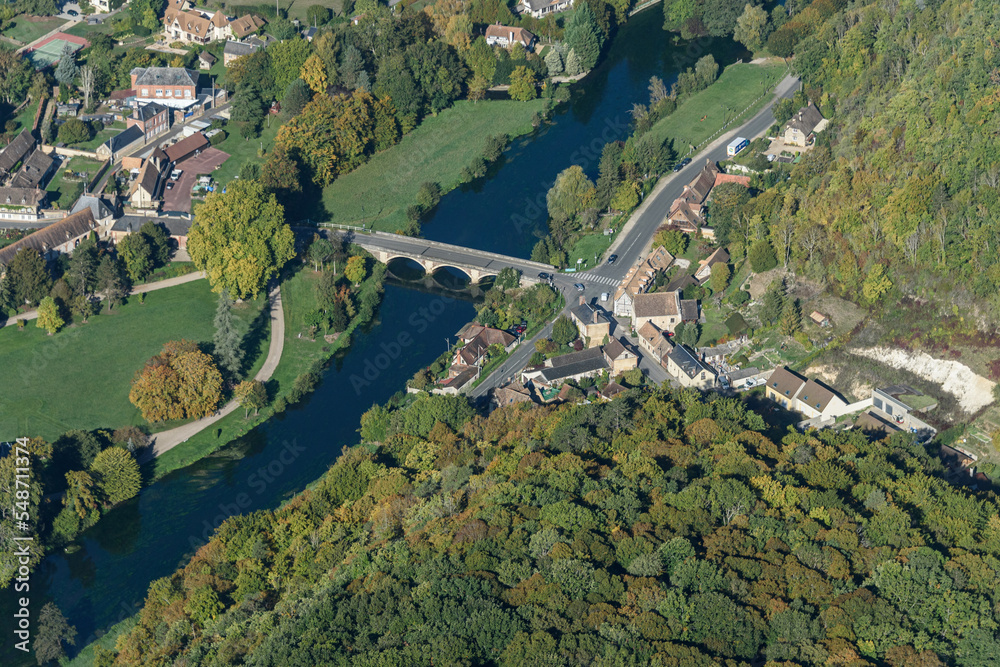 vue aérienne d'Acquigny dans l'Eure en France