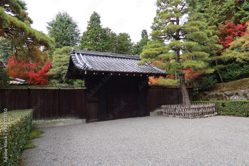 Japanese culture : a gate to Hekiun-so Villa in Kyoto City in Japan 日本の文化：日本の京都市にある碧雲荘入り口の門	