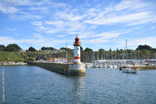 Digue de l'entrée du port de Groix et son phare avec quelques bateaux de plaisance ammarés  photo