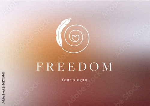 Logo espiral pluma corazón redondo para terapias alternativas libertad natural 