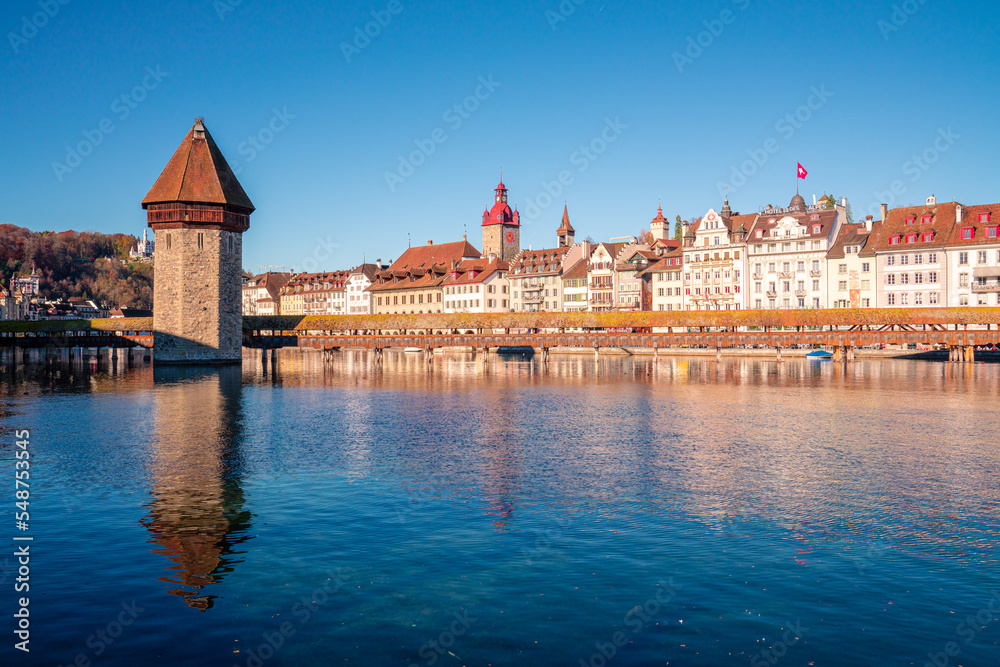 Naklejka premium Luzern mit der bekannten Kapellbrücke im Vordergrund und dem Berg Pilatus im Hintergrund