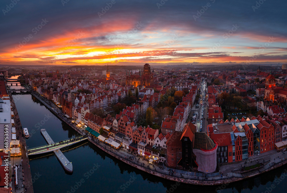 Obraz premium Beautiful sunset over the Motlawa river in Gdansk. Poland