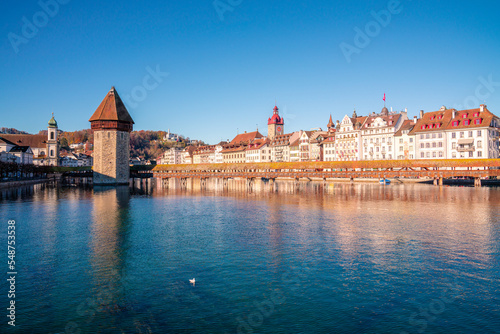 Luzern mit der bekannten Kapellbrücke im Vordergrund und dem Berg Pilatus im Hintergrund photo