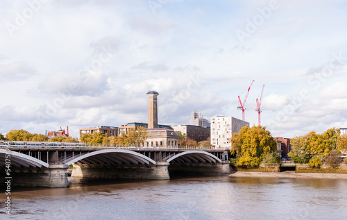 Fototapet london, united kingdom, october 31, 2022: grosvenor railway bridge on river tham