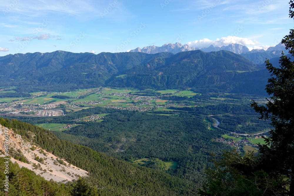 Blick vom Dobratsch in Kärnten in Österreich Blick vom Dobratsch in Kärnten in Österreich